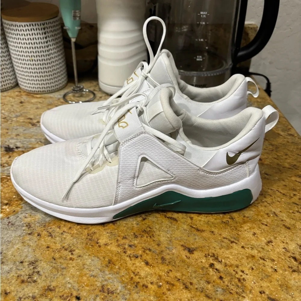 Nike Bella TR 5 size 10